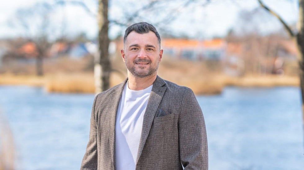 Danijel Lukic, rådgivare och talesperson inom NPF på Specialpedagogiska skolmyndigheten, förklarar att gruppstorlekar och bemanning behöver ses över inom skolan. 