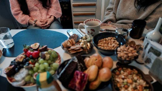 I det lilla köket, i en lägenhet hon hyr i andra hand, har hon dukat upp med frukt, godis och kakor. Själv äter hon ingenting, säger att hon inte har aptit.