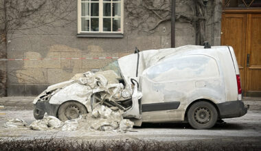 Container föll från kran – krossade skåpbil