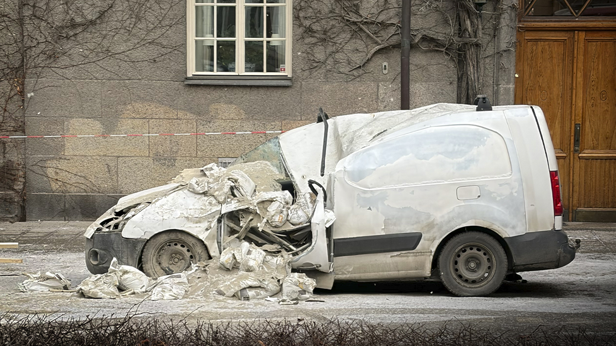 Container föll från kran – krossade skåpbil