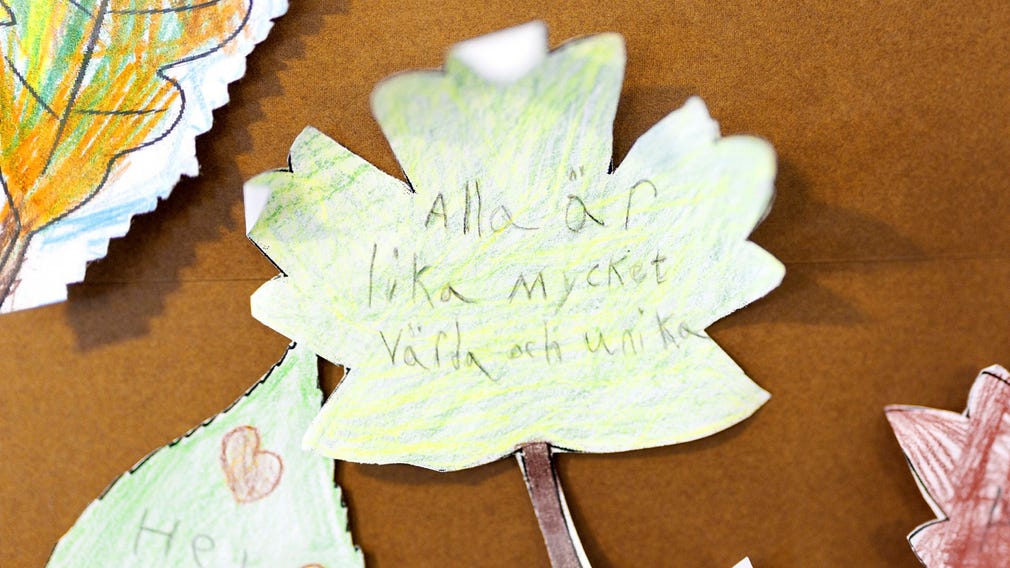 Eleverna har fått sätta upp löv med egna budskap om likabehandling.