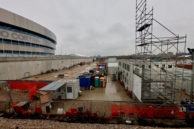 Arenan i Milano omges av en byggarbetsplats. 