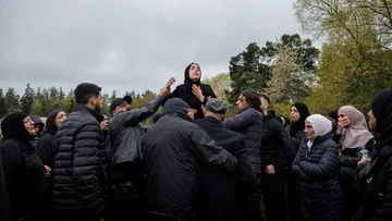 Sanabel Ahmad lyfts av anhöriga under Aihams begravning.