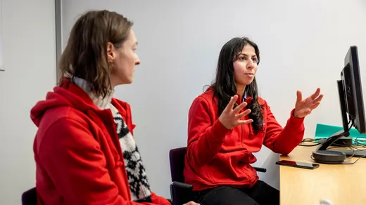 Josefine Paulsen (till vänster), barnpsykolog och Minna Massry (till höger), Rädda Barnens projektledare för verksamheten i Märsta.