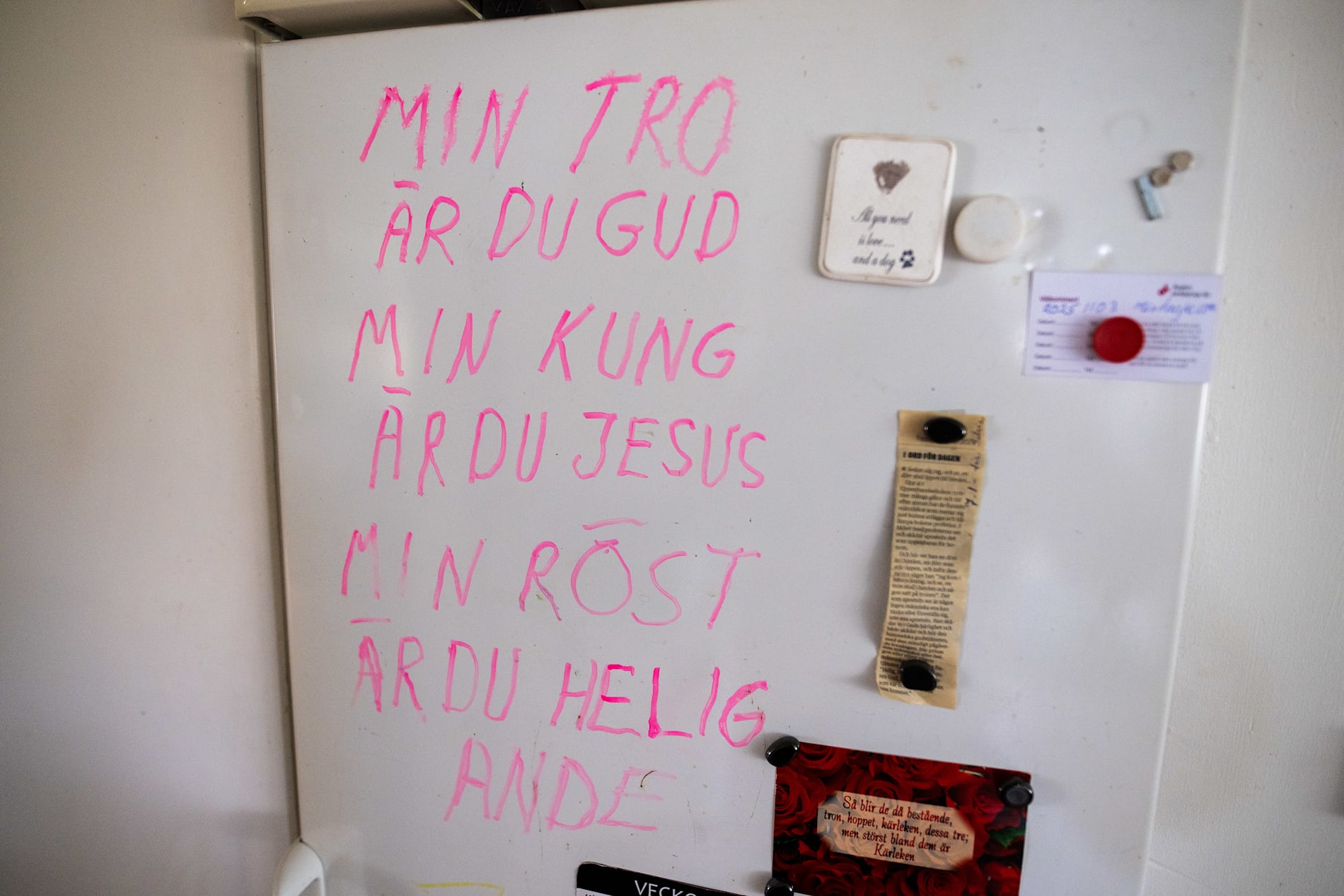 Klara berättar att hon i dag finner stöd i sin tro och att hon funnit en plats i en församling och i kyrkan.