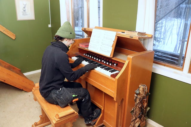 Den här tramporgeln fanns kvar när paret tog över gården. Här är det Linnea Ringius som spelar en trudelutt.