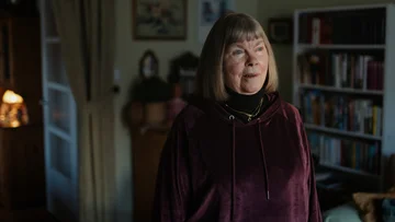 260202 Eva Bergh bor i samma hus som frisörsalongen där trippelmordet 2025 hände. Foto: Adam Wrafter