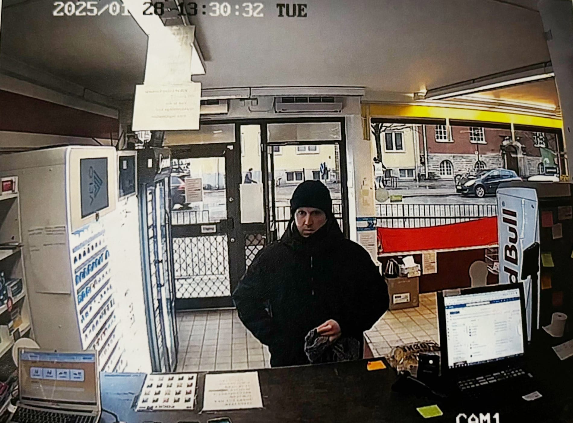 Massmördaren Rickard Andersson fångad på en övervakningskamera före dådet.