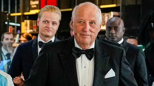 Marius Borg Høiby, kung Harald och prinsessan Märtha-Louises make Durek Verett i samband med prinsessan Ingrid Alexandras 18-årsdag 2022.