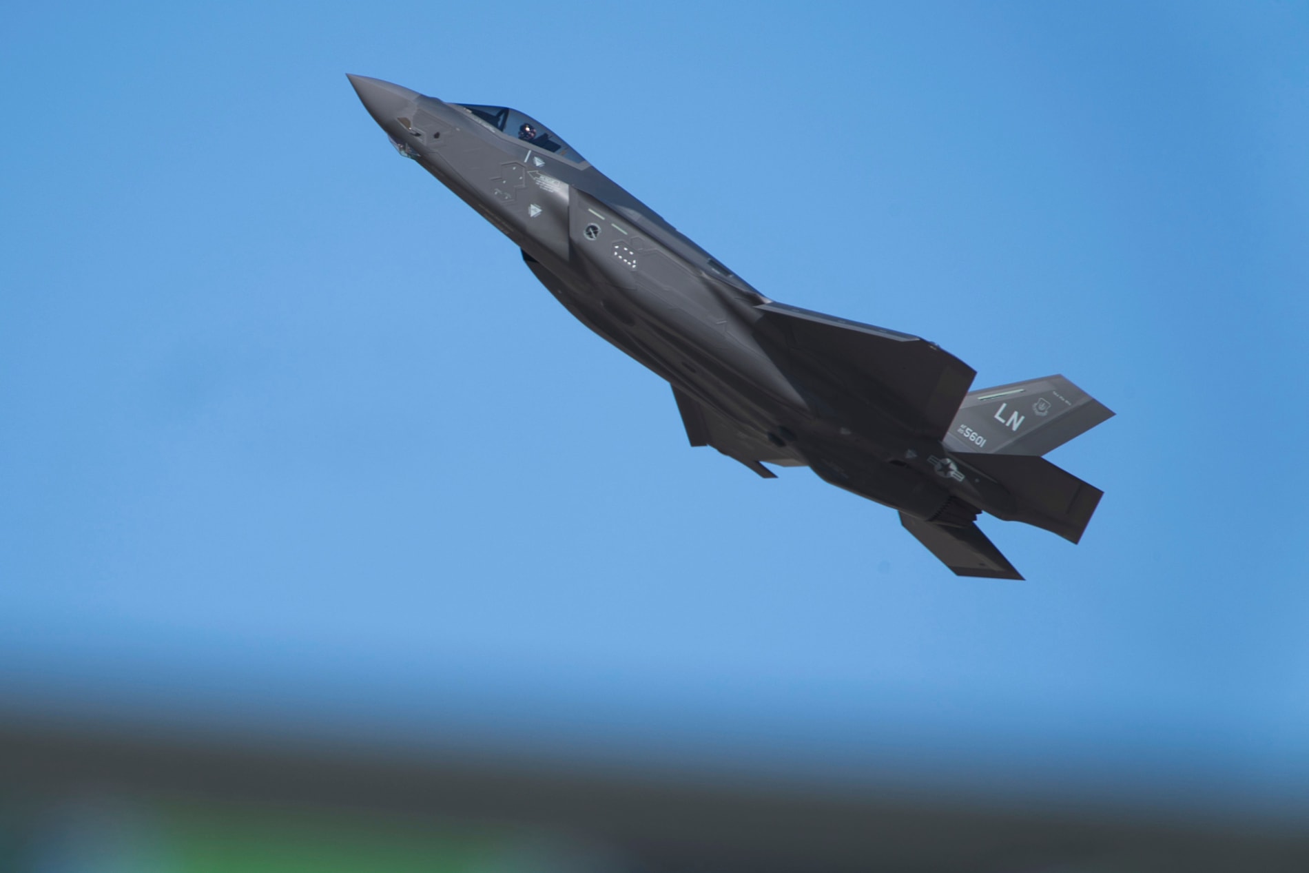 Ett stridsflygplan av typen F-35.