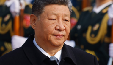 Experter: ”Seismiskt skifte – sparkad general tyder på att Xi går in i en ny era” - Omni