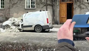 Lyftkran tappade container på bil