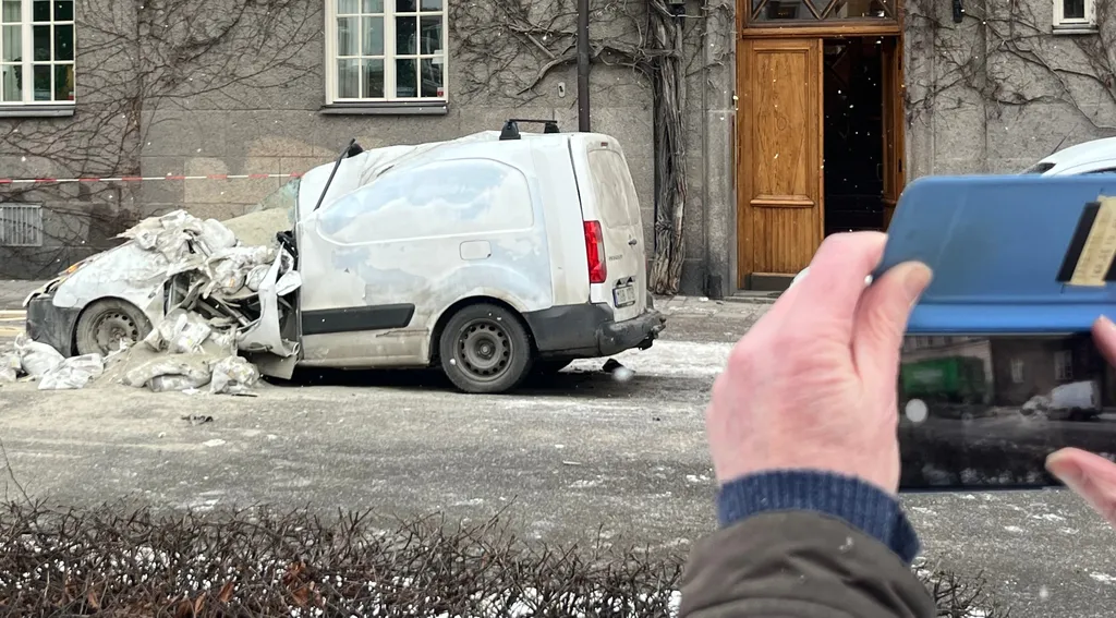 Lyftkran tappade container på bil