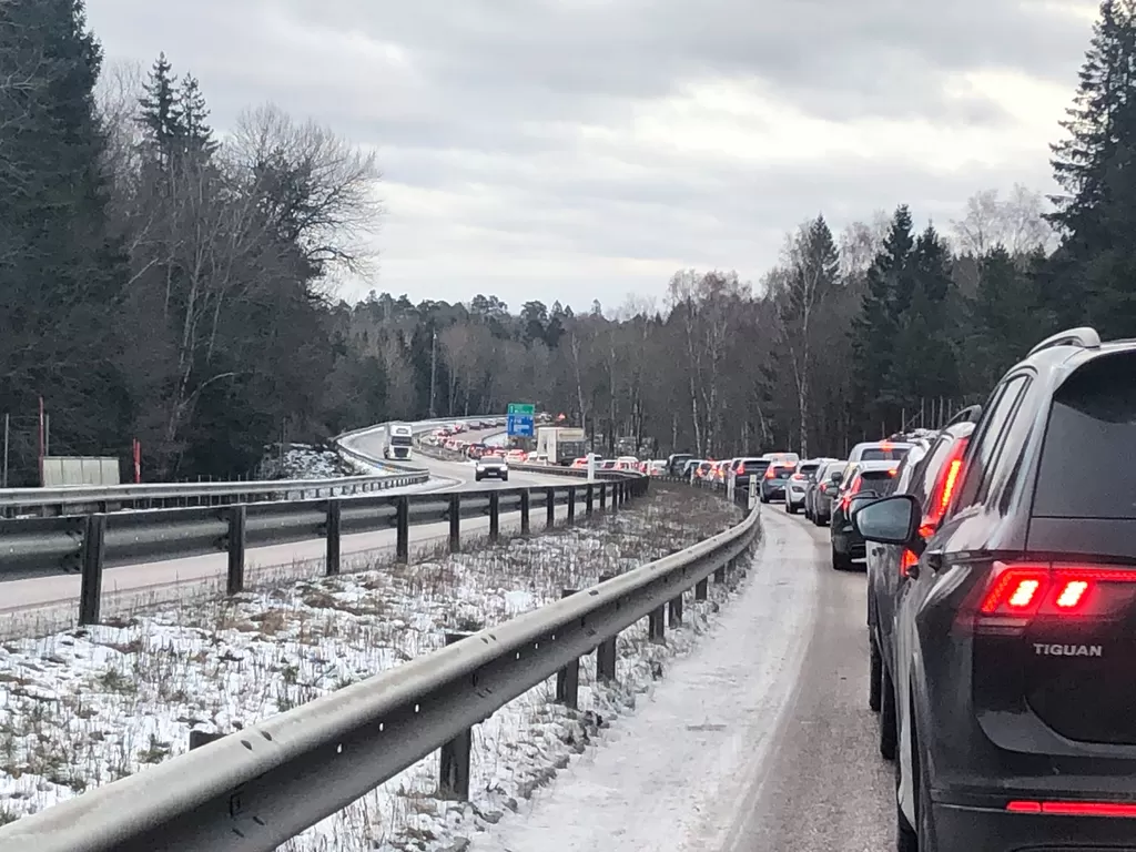 Masskrock på riksväg 40 – stor trafikpåverkan