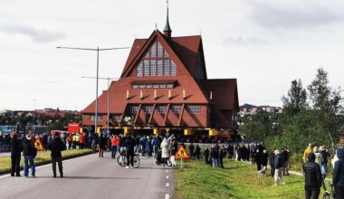 Flytt av Kiruna kyrka 2025. Foto: TorbjørnS/Wikimedia Commons / https://commons.wikimedia.org/wiki/File:Kiruna20250819-14-kirkeflytting.jpg?uselang=fr