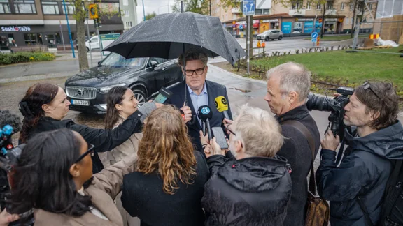 "Inget anständigt samhälle ska acceptera att leva med såna här våldsdåd", sade justitieminister Gunnar Strömmer (M) när han besökte mordplatsen.