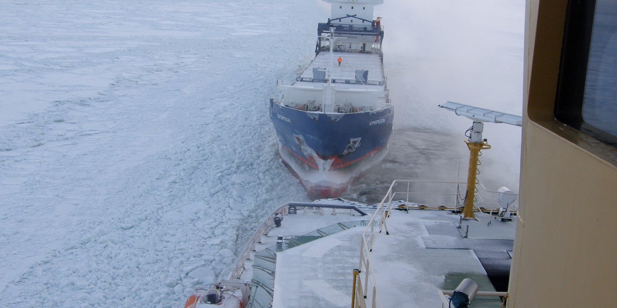 Isbrytarna kör för fullt – svårt isläge väntar