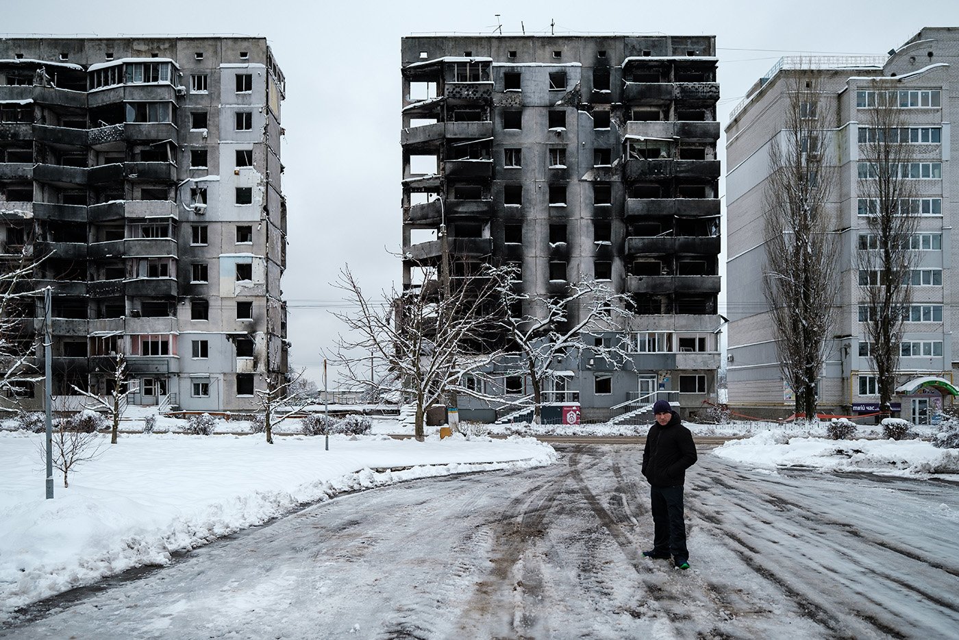 Följderna av en omfattande bombattack mot en förort till Kiev. Foto: Shutterstock.