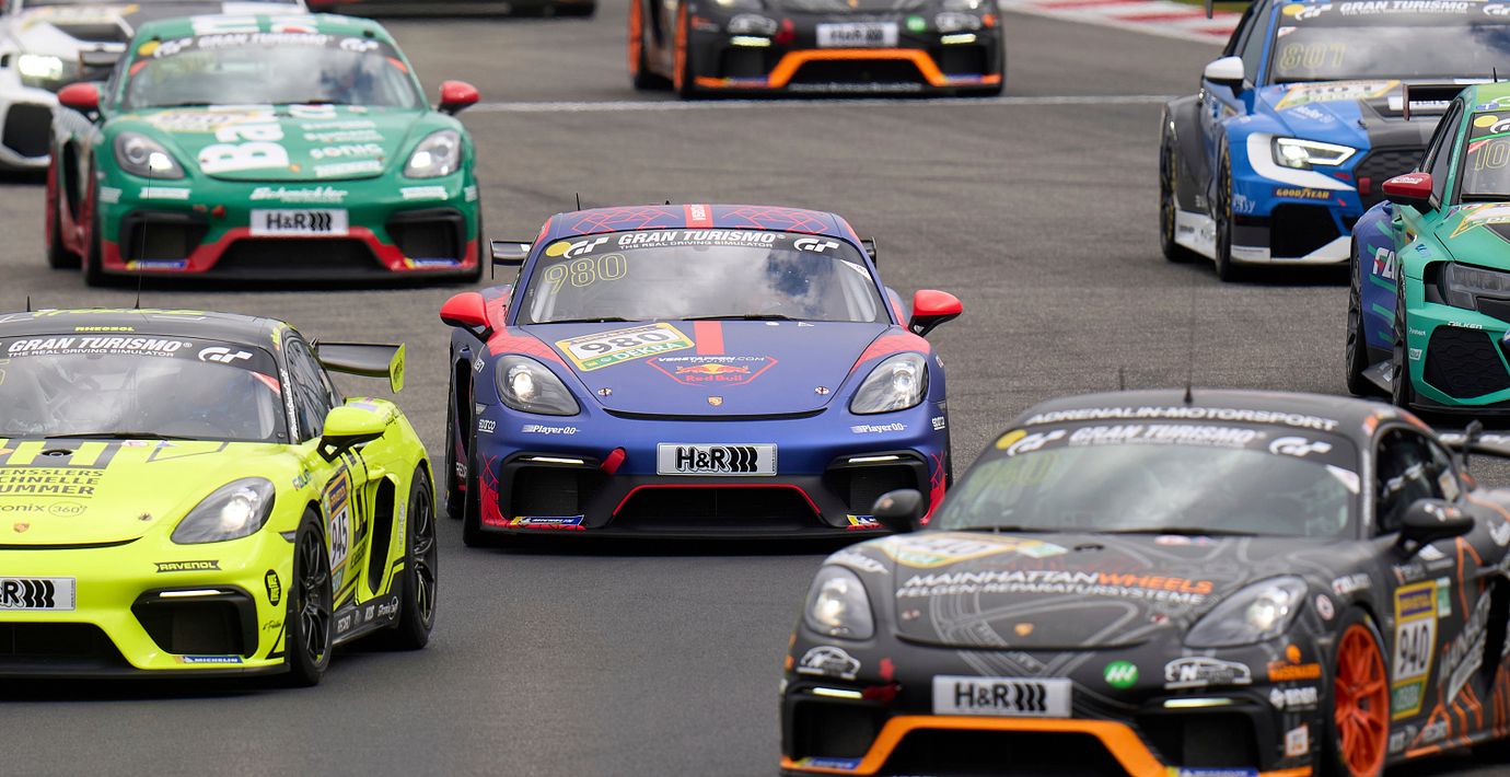 Racingförare död i masskrasch på Nürburgring