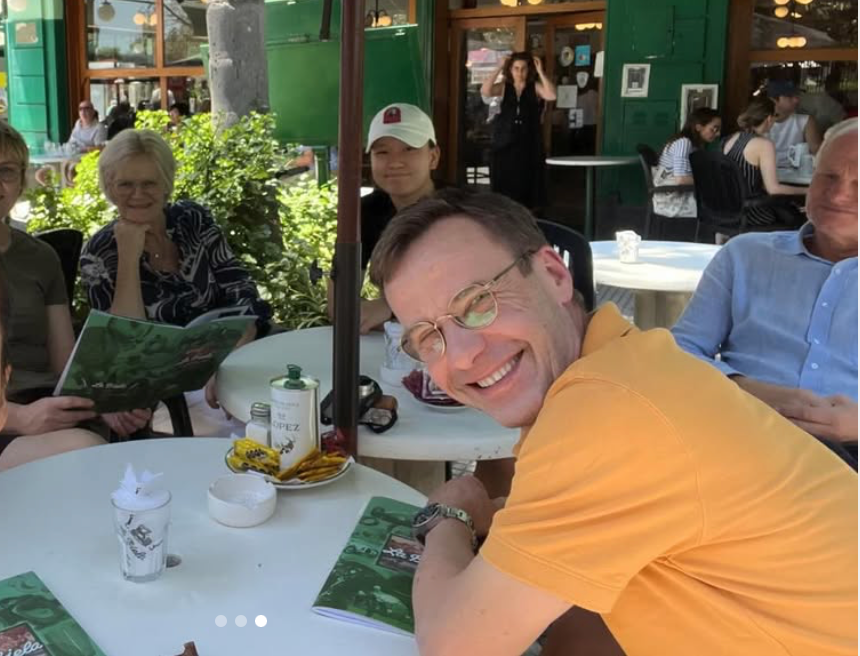 Ulf Kristersson firar 60 år på resa i Sydamerika. I bakgrunden syns hustrun Birgitta Ed intill sin syster Marita Bildt, och till höger, hennes man Nils Bildt.