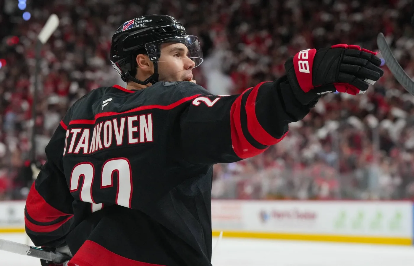 Logan Stankoven gör slutspelssuccé med Carolina Hurricanes