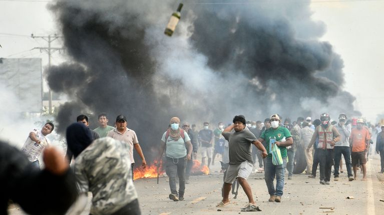 Regeringsfientliga demonstranter drabbar samman med poliser i Bolivia.