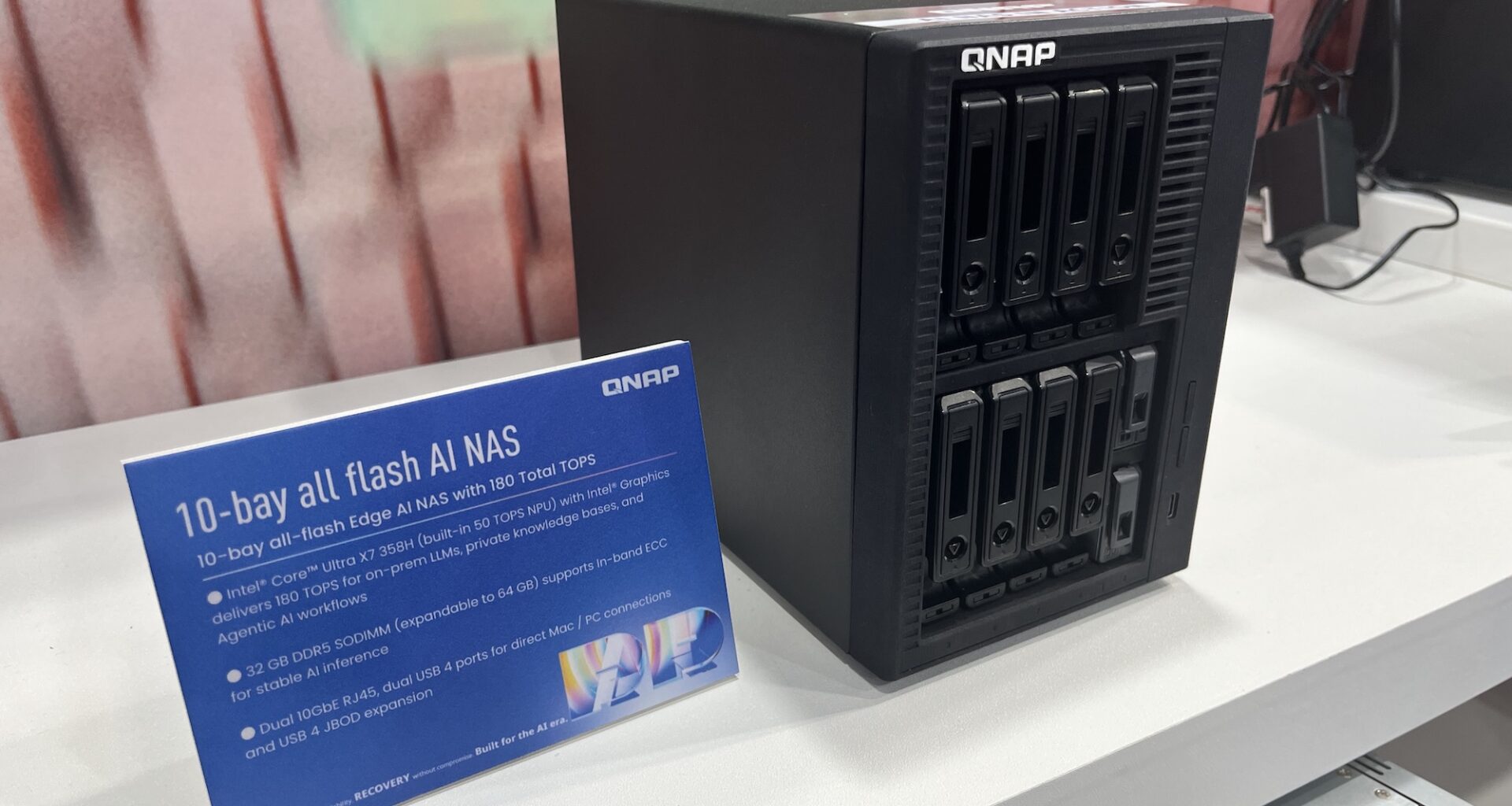 QNAP lanserar ett litet NAS-system för många 2,5-tums hårddiskar, M.2 SSD-enheter och E1.S-blads