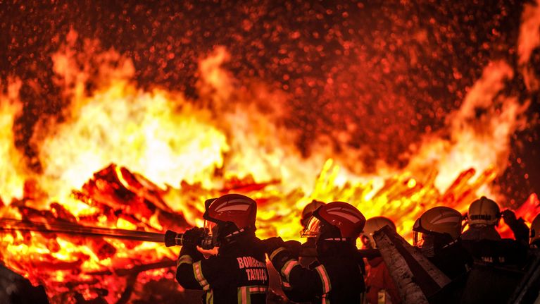 Brandmän bekämpar en brand i Portugal.