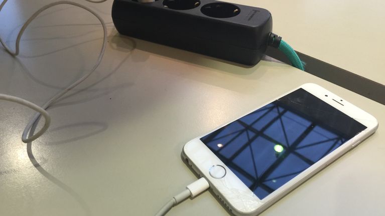 telefon på laddning