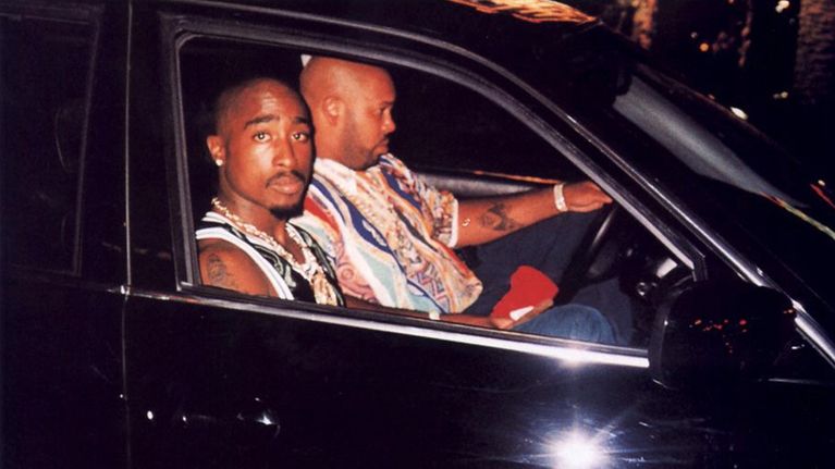Tupac Shakur bredvid Suge Knight i BMW.