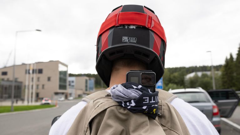 Mopedist med kamera fastsatt på ryggen.