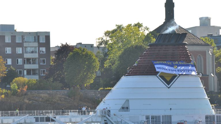 En vitröd fartygsskorsten med en fastsatt banderoll.
