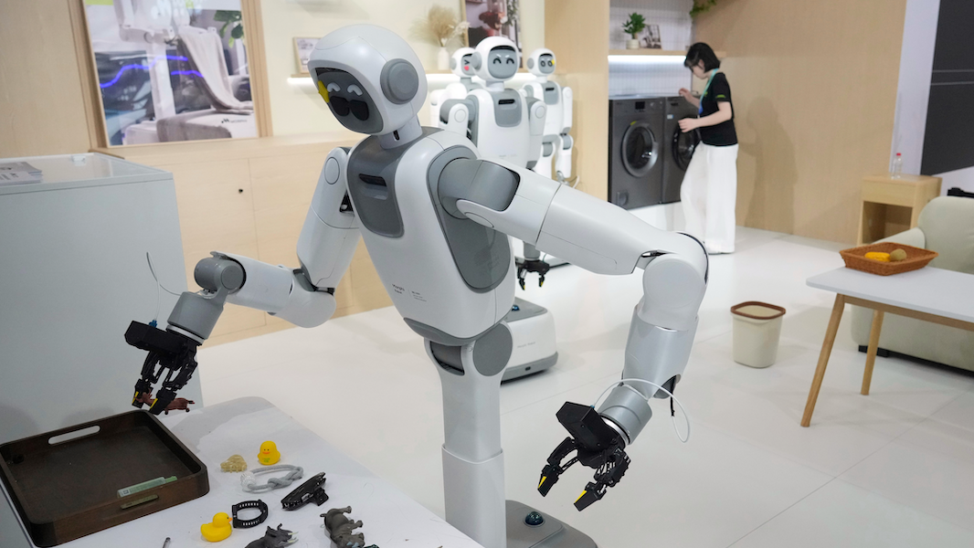 Trots bakåtvolter och kung fu: Människor slår fortfarande robotar