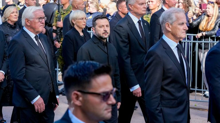 Steinmeier, Zelenskyi och Støre går i en sorgeprocession med andra.