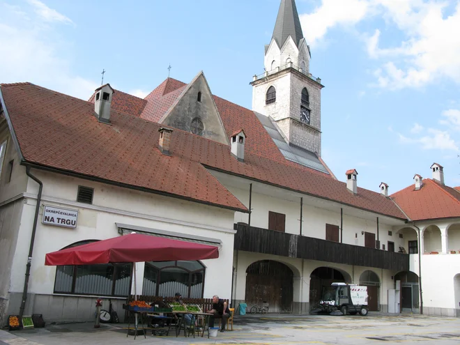 Mestna občina Kranj bo končno prenovila osrednjo tržnico v Kranju blizu župnijske cerkve sv. Kancijana. FOTO: Marjana Hanc
