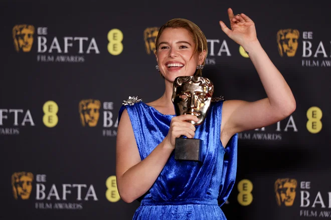 Pozornost na podelitvi je pritegnila tudi Jessie Buckley, ki je kot prva Irka  osvojila bafto za glavno igralko, čast ji je pripadla za vlogo v Hamnetu. FOTO: Suzanne Plunkett/Reuters