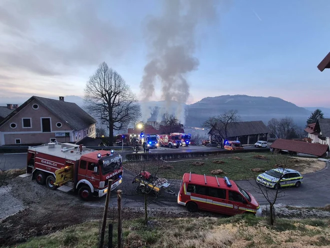 Kot je za Delo povedal poveljnik gasilske zveze Cerkno Sandi Kovačič, so se pri gašenju požara gasilcem cerkniške enote pridružili tudi prostovoljci gasilskega društva Davča v bližini Železnikov. FOTO: GZ Cerkno