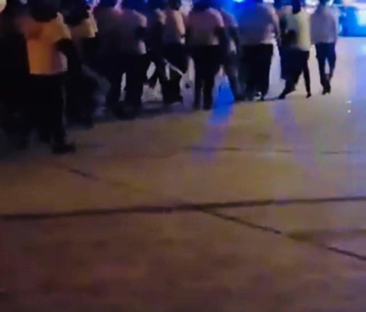 Navijaški izgredi v središču Maribora, očividci posneli dogajanje, posredovalo 15 policijskih patrulj
