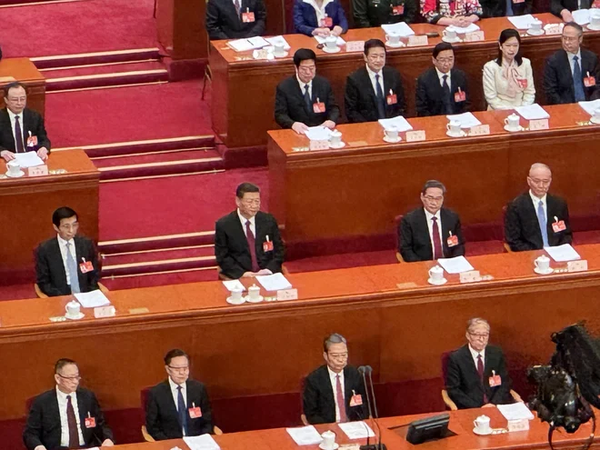 Xi Jinping sedi vedno na sredini in ima malce več prostora. FOTO: Aljaž Vrabec