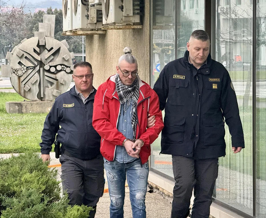 V spremstvu pravosodnih policistov je prišel na razglasitev sodbe, kjer je spet vzrojil. FOTOGRAFIJE: Moni Černe