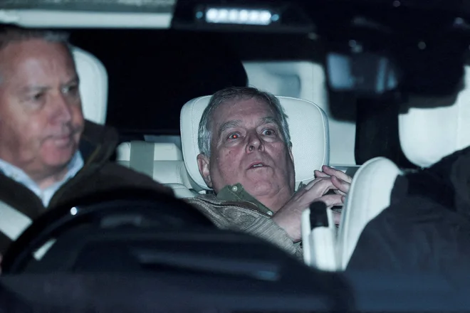 Andrew Mountbatten Windsor je v velikih težavah. FOTO: Phil Noble/Reuters