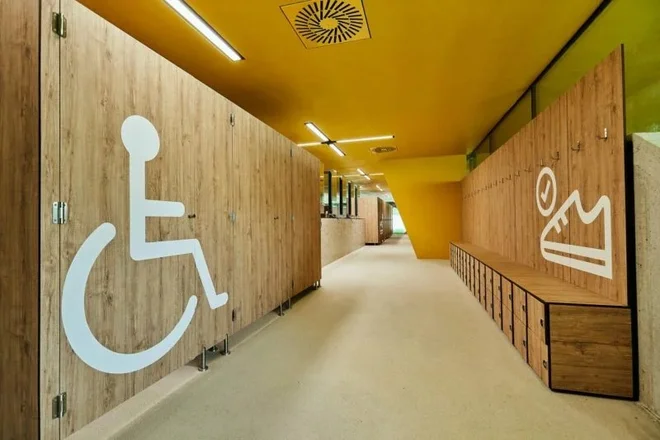 Po večernem plavanju v novomeškem bazenu olimpijskega centra je ženska odšla v garderobo in doživela šok, ko je ugotovila, da jo med preoblačenjem nekdo iz sosednje kabine snema. FOTO: Olimpijski center Novo mesto
