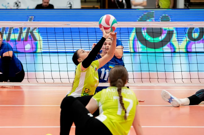 Senta Jeler je pri komaj 14 letih izgubila nogo, danes pa kot reprezentantka v odbojki sede dokazuje, da meje pogosto obstajajo le v naših glavah FOTO: Dino Šečić in Manon Vilault