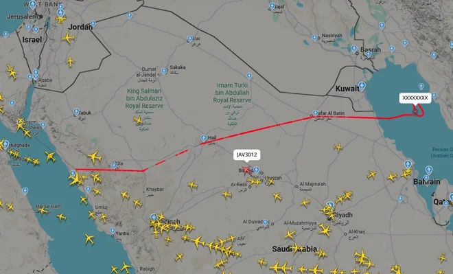 Na posnetku zaslona Flight radarja je jasno razvidno, da je ameriški vojaški dron prišel iz smeri Rdečega morja, prečkal arabski polotok in je v času poročanja pred iransko obalo. Slovensko evakuacijsko letalo z oznako JAV3012 bo v kratkem prečkalo njegovo pot. FOTO: Flight Radar