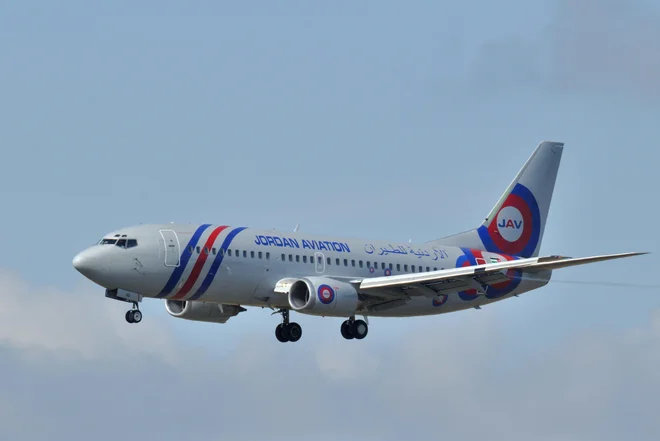 To je evakuacijsko letalo Boeing 737 jordanske letalske družbe Jordan Aviation, ki Slovence iz Bližnjega vzhoda evakuira domov. Fotografijo objavljamo z dovoljenjem avtorja Gyrostat (Wikimedia) po licenci Creative Commons Attribution-Share Alike 4.0 International. FOTO: Gyrostat