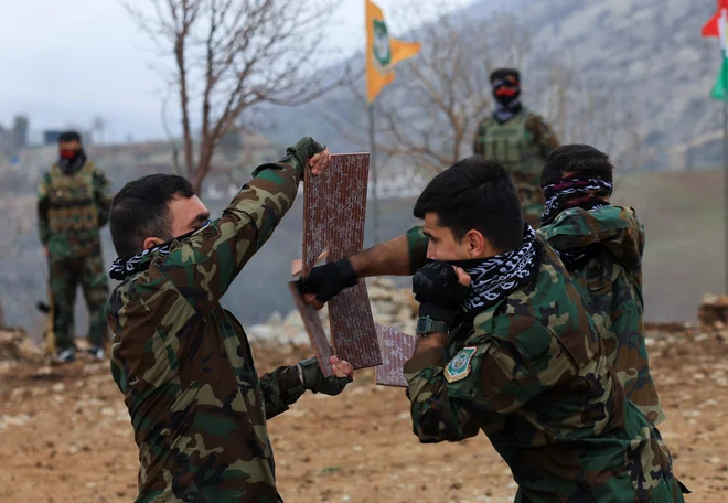 Kurdski borci so pripravljeni. FOTO: Thaier Al-sudani/Reuters