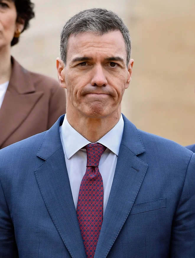 »Ne bomo sokrivci za nekaj, kar je slabo za svet in je v nasprotju z našimi vrednotami in interesi zgolj zaradi strahu pred povračilnimi ukrepi,« je dejal španski premier. FOTO: Cristina Quicler/AFP
