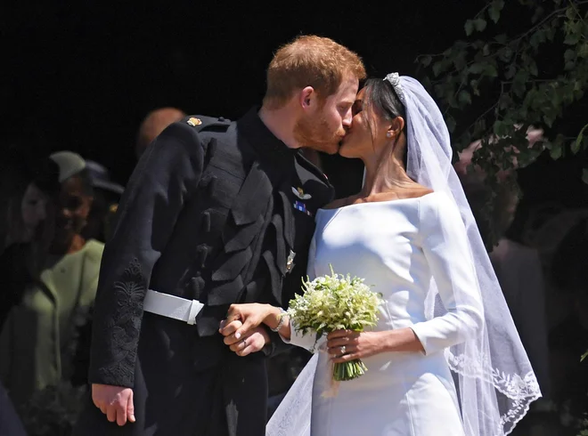 Princ Harry in Meghan sta se vzela nekaj emsecev pred princeso Eugenie in Jackom Brooksbankom. FOTO: Reuters