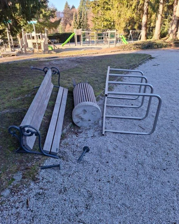 Vsa urbana oprema je uničena do take mere, da je ni mogoče popraviti in jo je treba nadomestiti v celoti, pravijo na občini.
