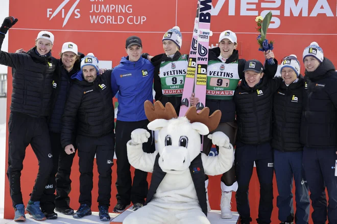Antti Aalto in Niko Kytösaho sta se takole s preostalimi člani finske reprezentance včeraj veselila tretjega mesta na superekipni preizkušnji v Lahtiju. FOTO: Petri Korteniemi/AFP